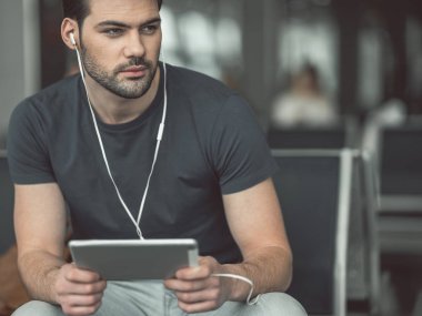 Dijital aygıt kullanan dalgın adam