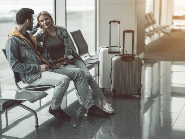 Mutlu erkek adam havaalanında ile konuşma