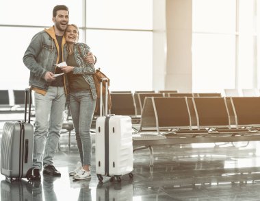 Mutlu bir adam kucaklama neşeli kız uçuş önce