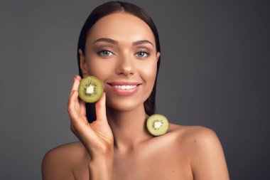 Genç kız onun diyet yapışmasını