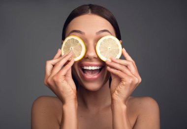 Memnun oldum Bayan yapma meyve maskesi