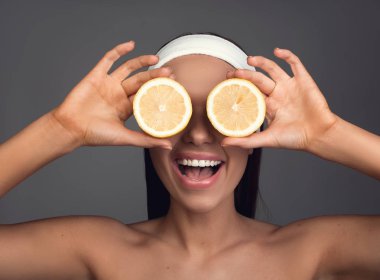 Çekici kadın meyve ile eğlenceli