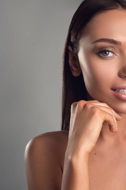 Genç güzel yüzüyle kadın