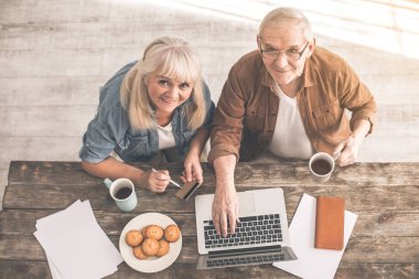Neşeli üst düzey karı koca online alışveriş keyfi