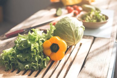 Sağlıklı gıda ve vitaminler mutfak masasında