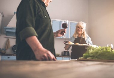 Mutlu yaşlı kadın kocası için kurabiye