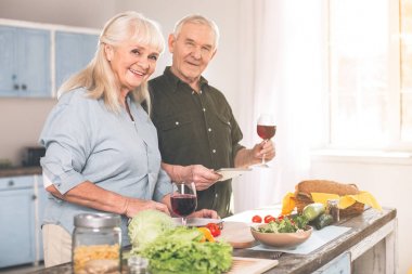 Neşeli yaşlı evli çift birlikte sağlıklı yemek
