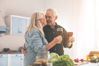 Sevgi yaşlı adam ve kadın romantik bir akşam yemeği yemek