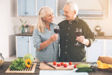 Neşeli üst düzey adam ve kadın zevk Romantik Oda yemek