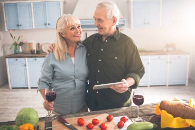 Neşeli olgun karı koca yemek hazırlığı zevk