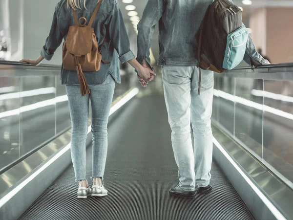 Homem e menina em pé na escada em movimento — Fotografia de Stock