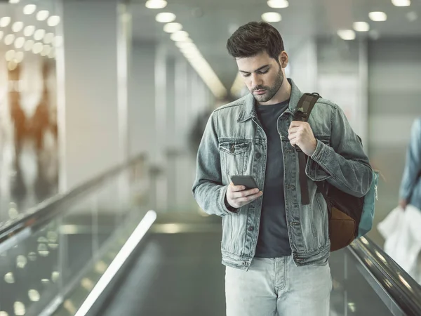 Ordenado masculino usando telefone moderno — Fotografia de Stock