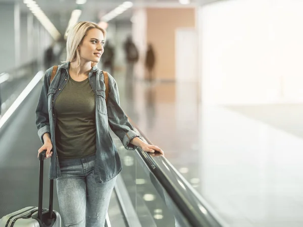 Ragazza pensierosa in piedi sulla scala mobile — Foto Stock