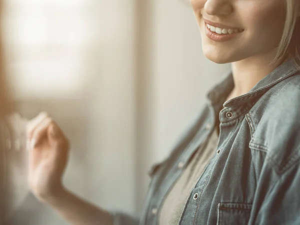 Scheidende Frau mit brillantem Strahl — Stockfoto