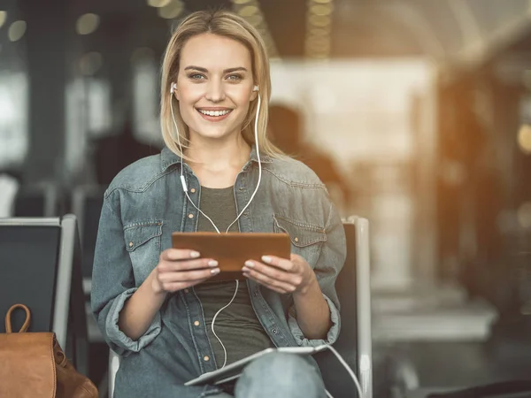 Sorrindo menina ouvir música com fone de ouvido — Fotografia de Stock