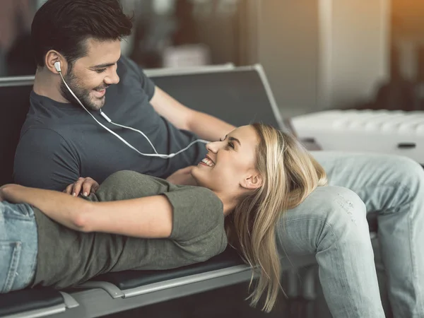 Cheerful lady talking with smiling man — Stock Photo, Image