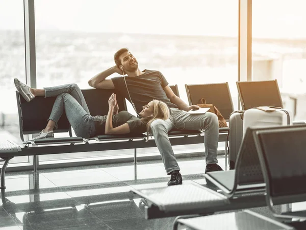 Beaming senhora passar tempo com alegre masculino — Fotografia de Stock