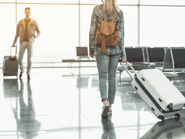 Meisje met bagage naar vriend — Stockfoto