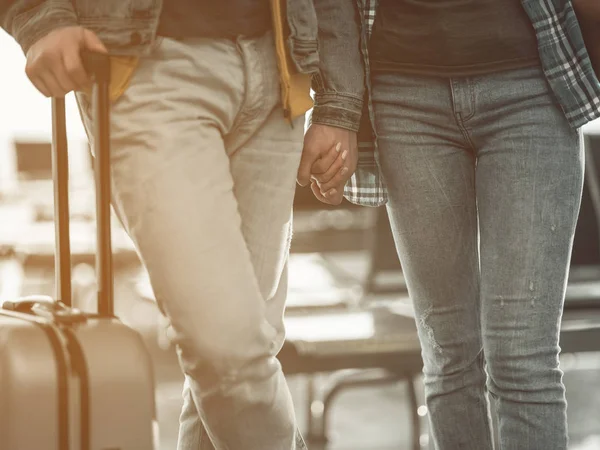 Masculino mantendo braço de senhora com bagagem — Fotografia de Stock