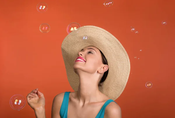 Jeune fille être enthousiaste à propos de bulles volantes — Photo