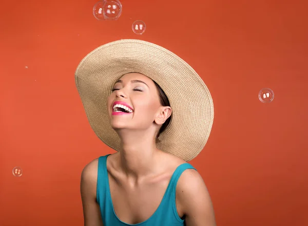 Mujer con sombrero de sol siendo extremadamente feliz — Foto de Stock