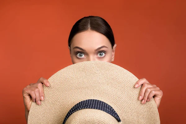 Überraschtes Mädchen versteckt sich hinter Kopfbedeckung — Stockfoto