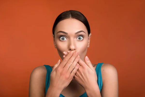 Pretty female person being surprised — Stock Photo, Image