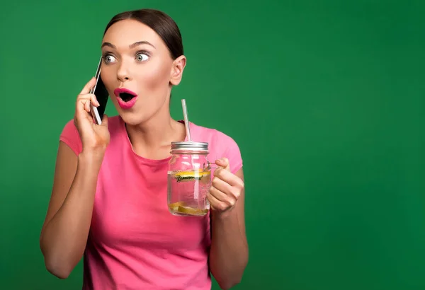 Kvinna får chockerande nyheter på telefonen — Stockfoto
