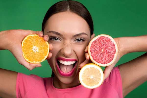 Heldere meisje liefdevolle citrus voedsel — Stockfoto