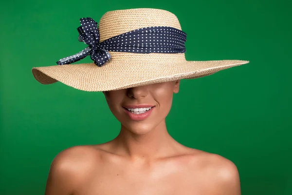 Schöne junge Frau genießt die Sommerzeit — Stockfoto