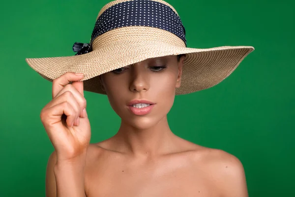 Mujer elegante con accesorio de verano — Foto de Stock