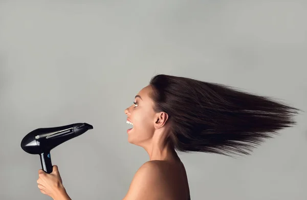 Ragazza divertente asciugandosi i capelli — Foto Stock