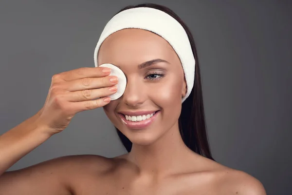 Menina bem cuidada usando removedor de maquiagem — Fotografia de Stock