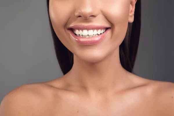 Cuidados labios femeninos estirados en sonrisa — Foto de Stock