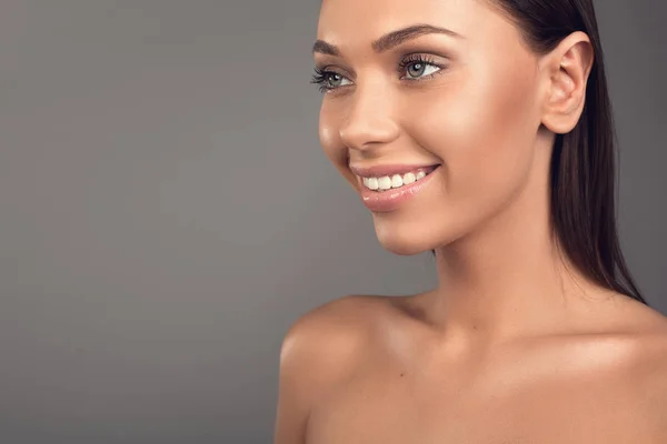 Mujer joven cuidando de la belleza — Foto de Stock