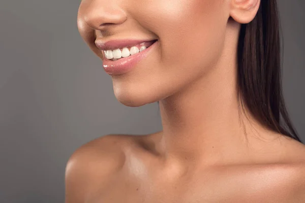 Vrolijke vrouwelijke persoon na tanden whitening — Stockfoto