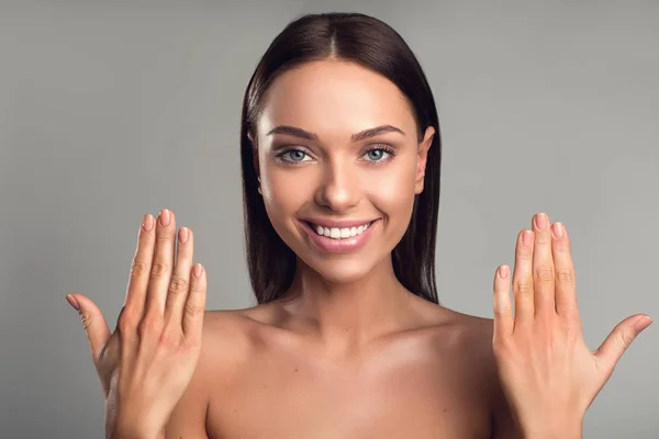 Mooie vrouw aan te tonen haar manicure — Stockfoto