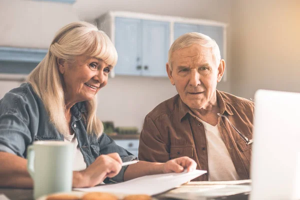 Pria dan wanita tua yang bahagia merencanakan pensiun dengan komputer — Stok Foto