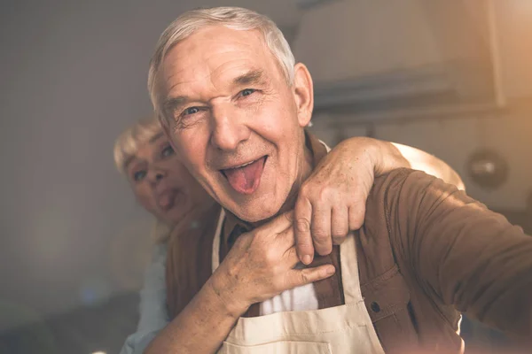 Yaşlı evli çift yemek odasında eğleniyor — Stok fotoğraf