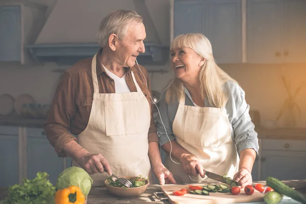 Радостный пожилой муж и жена с удовольствием готовят — стоковое фото