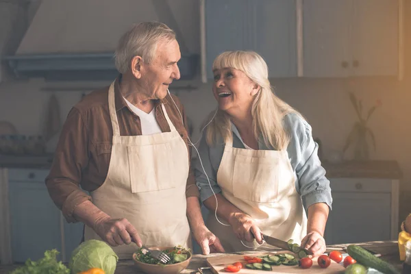 Emocionados pensionistas maduros preparando la cena juntos — Foto de Stock