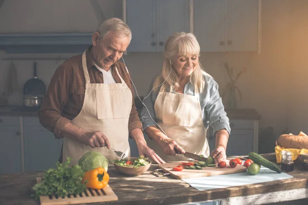 Gelukkig ouder paar luisteren naar muziek in de keuken — Stockfoto