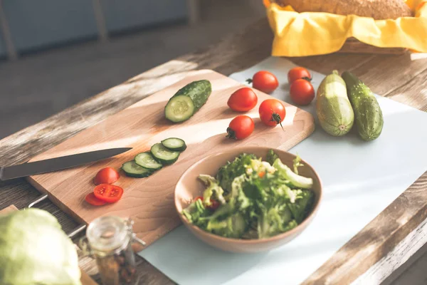 Yemek odası masa üzerinde renkli sebze