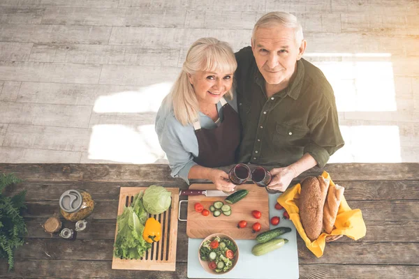 Opgewonden van de oude man en vrouw vieren evenement in cook kamer — Stockfoto