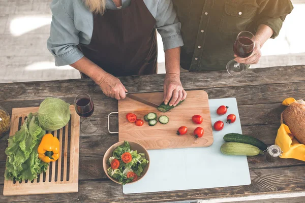 Vrolijke senior getrouwd paar salade samen voorbereiden — Stockfoto