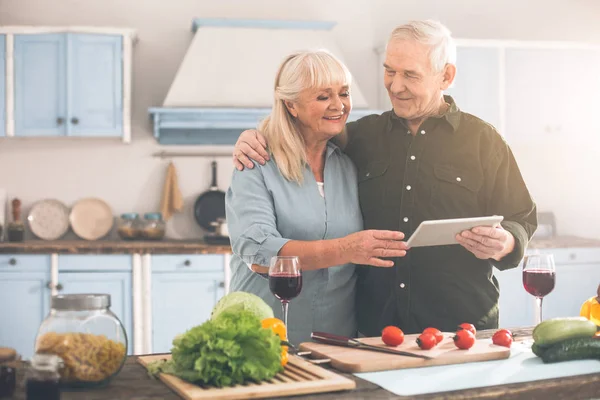 Alegre marido y mujer mayores preparando alimentos saludables en la cocina — Foto de Stock