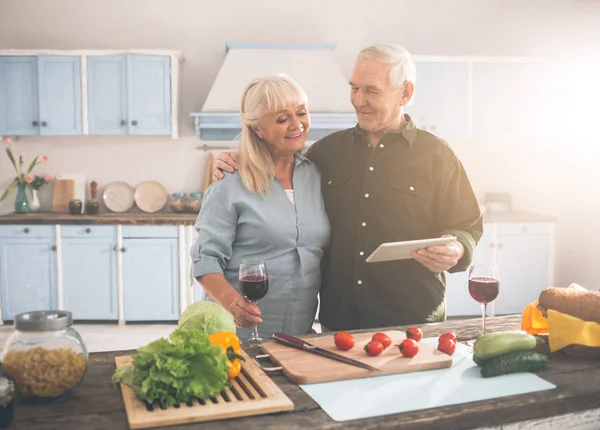 Alegre pareja de ancianos casados cocinar en la cocina con disfrute — Foto de Stock