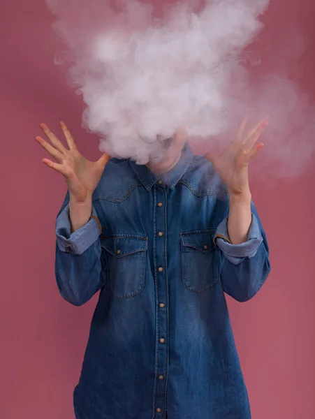 Šokovaná mladá žena křičí v kouři — Stock fotografie