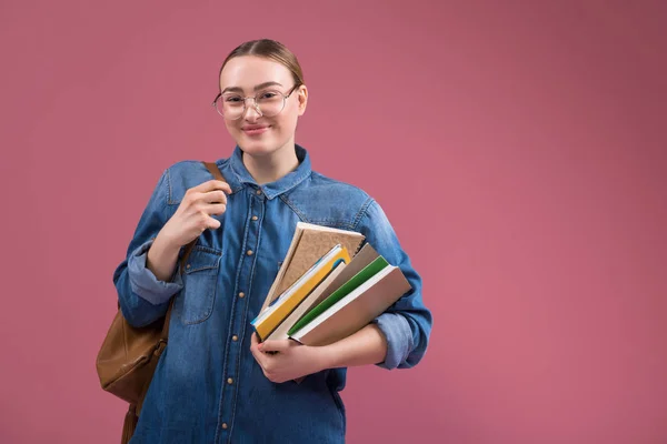 Clevere Studentin ist mit ihrem Wissen zufrieden — Stockfoto