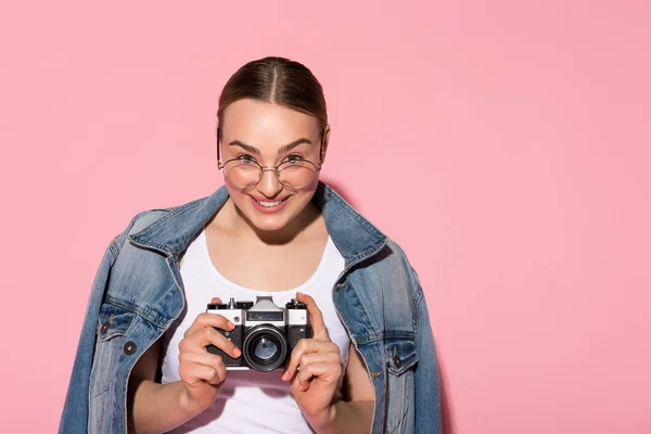 Glad ung kvinna att göra bilder på kameran — Stockfoto